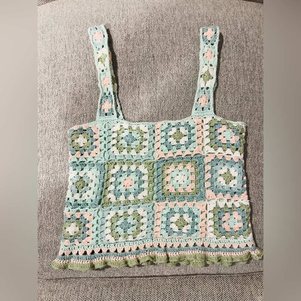 American Eagle cropped crochet tank top size medium